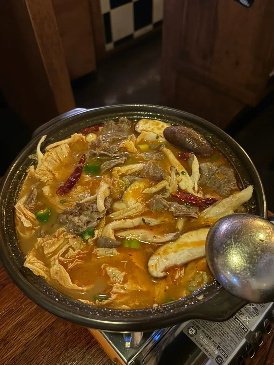 나베 속 스지와 고기 양