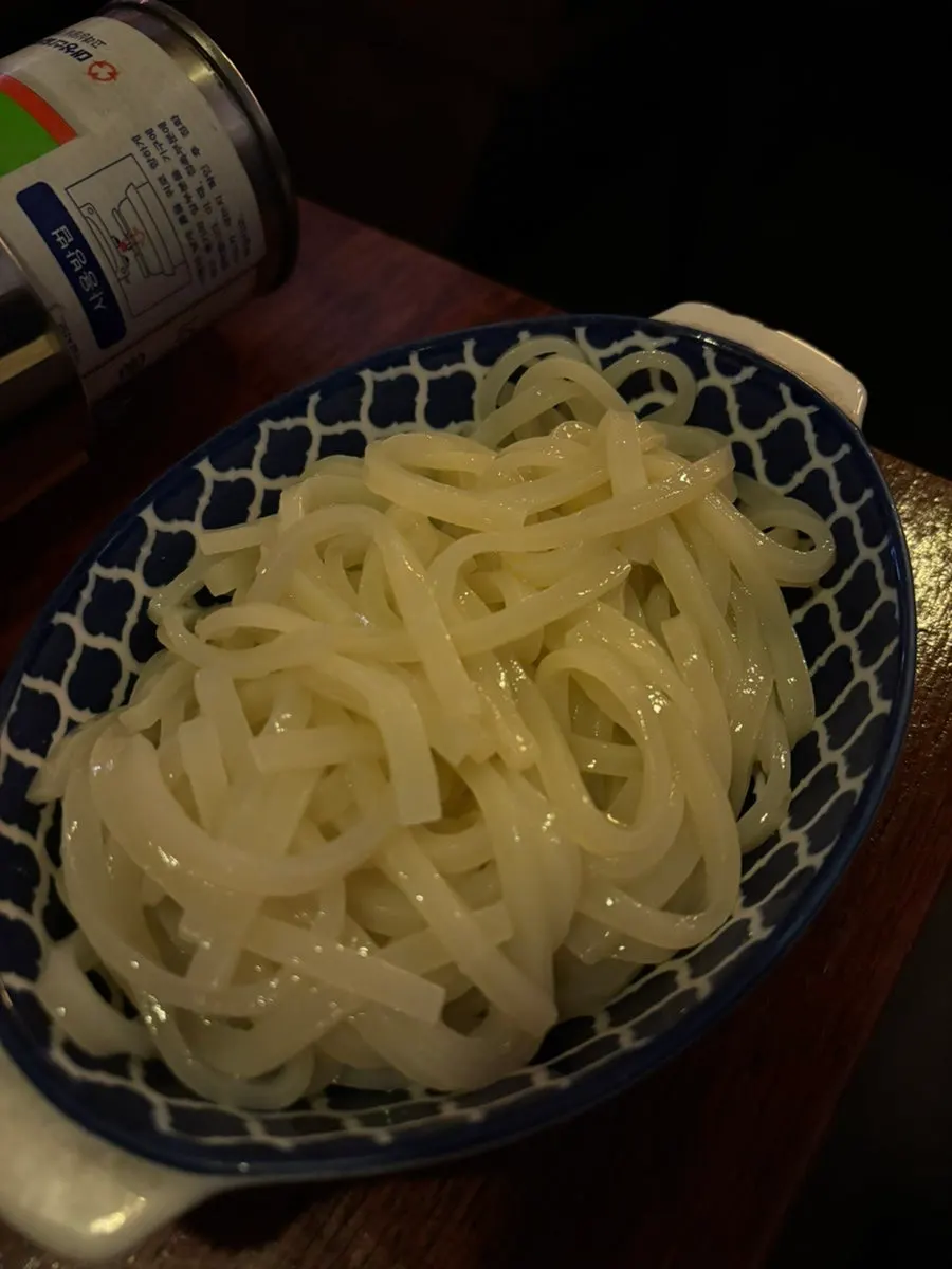 얼큰한 국물에 넣은 우동사리