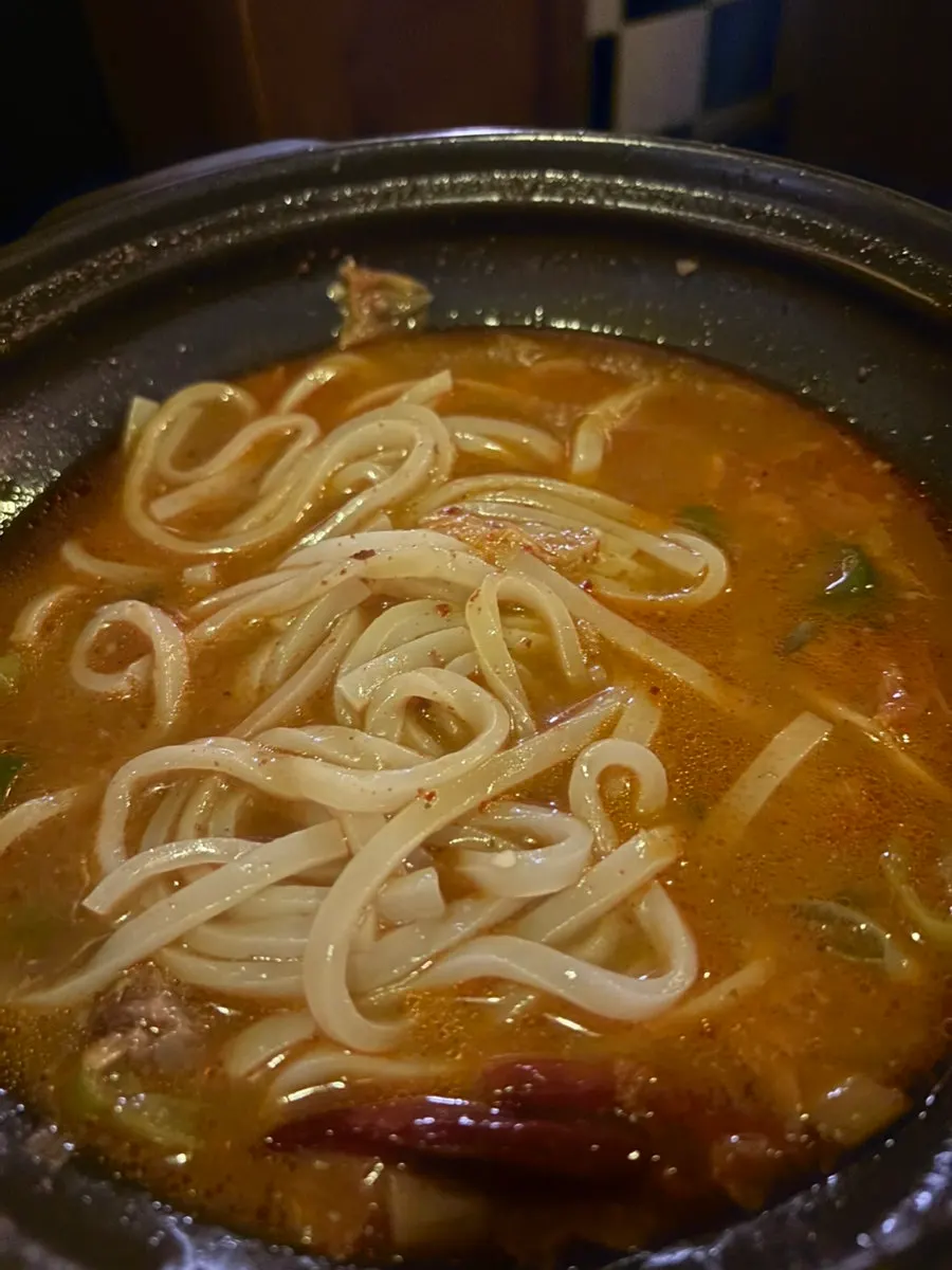 국물이 밴 우동면 한 젓가락