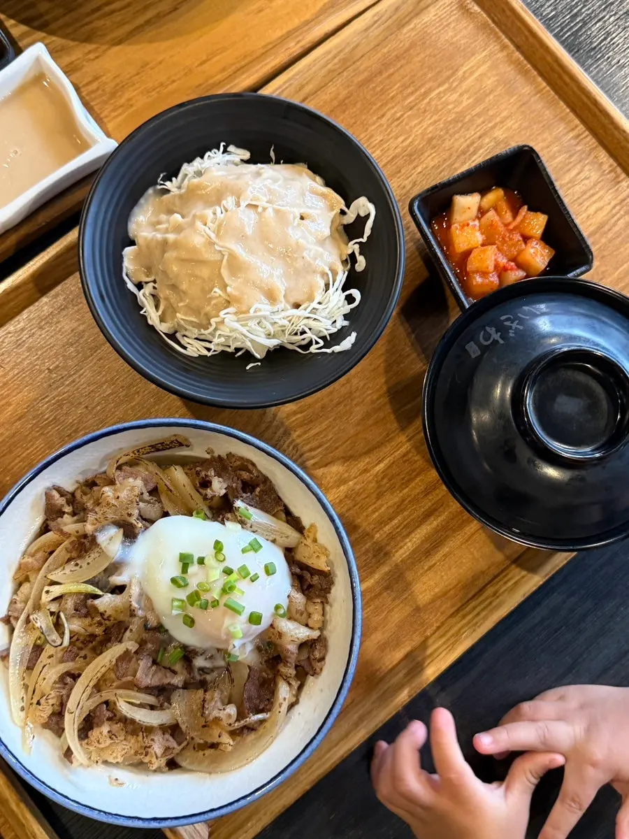 The gyudon bowl that arrived first
