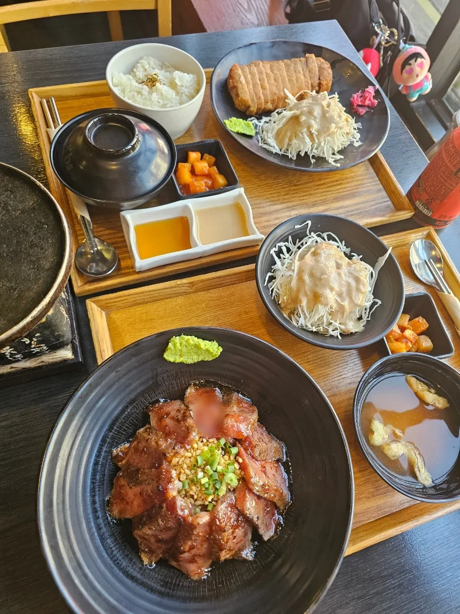 규카츠 정식과 스테키동 정식이 나온 A세트 한상