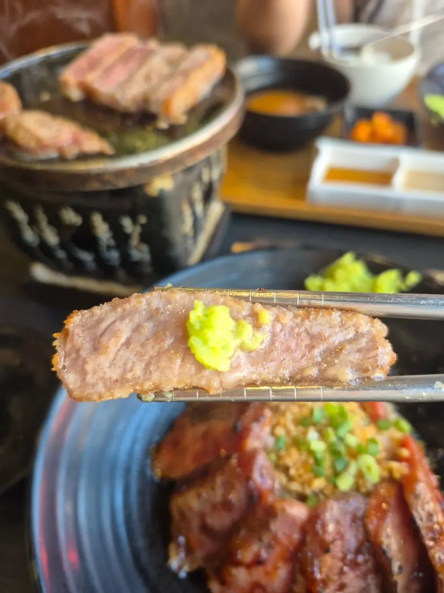 화로에 올려 익히는 규카츠와 와사비