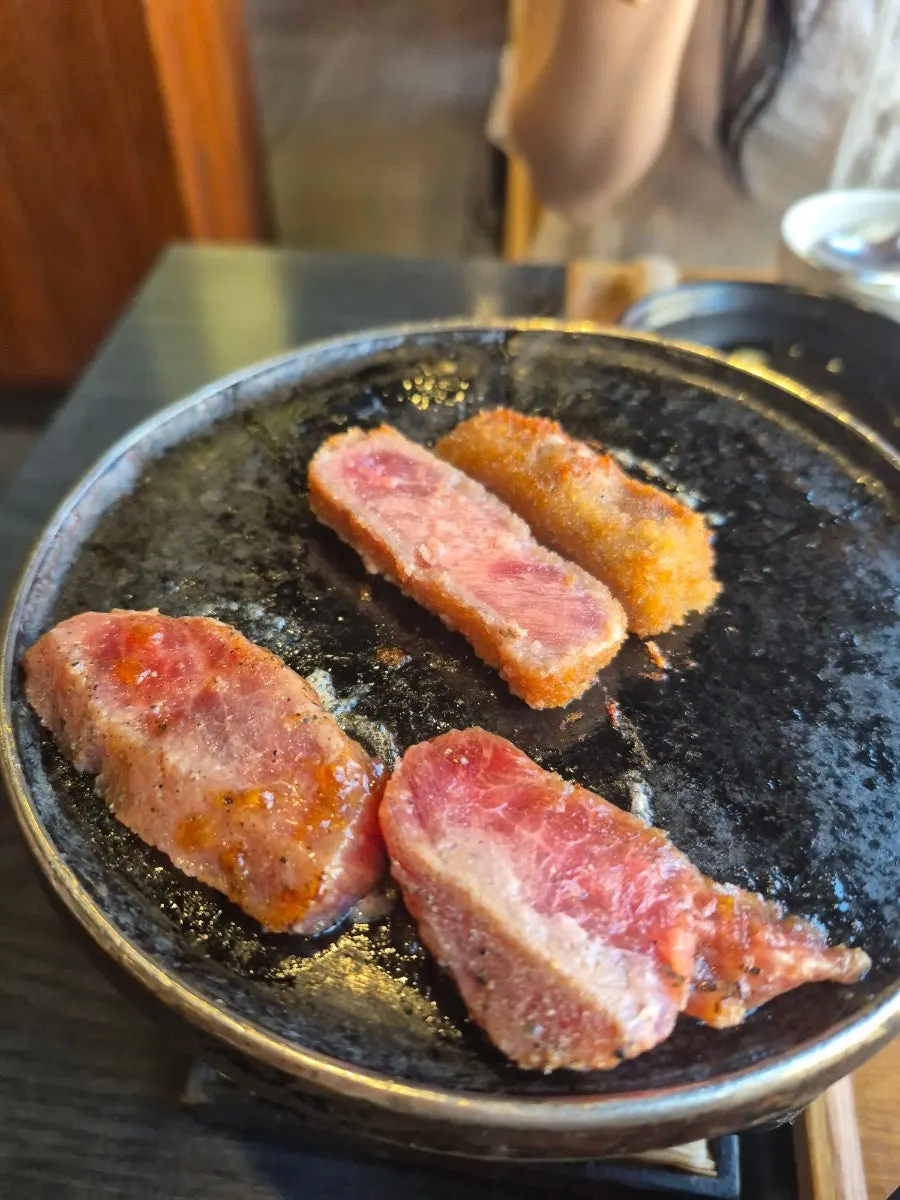 화로 위에 가득 올린 고기