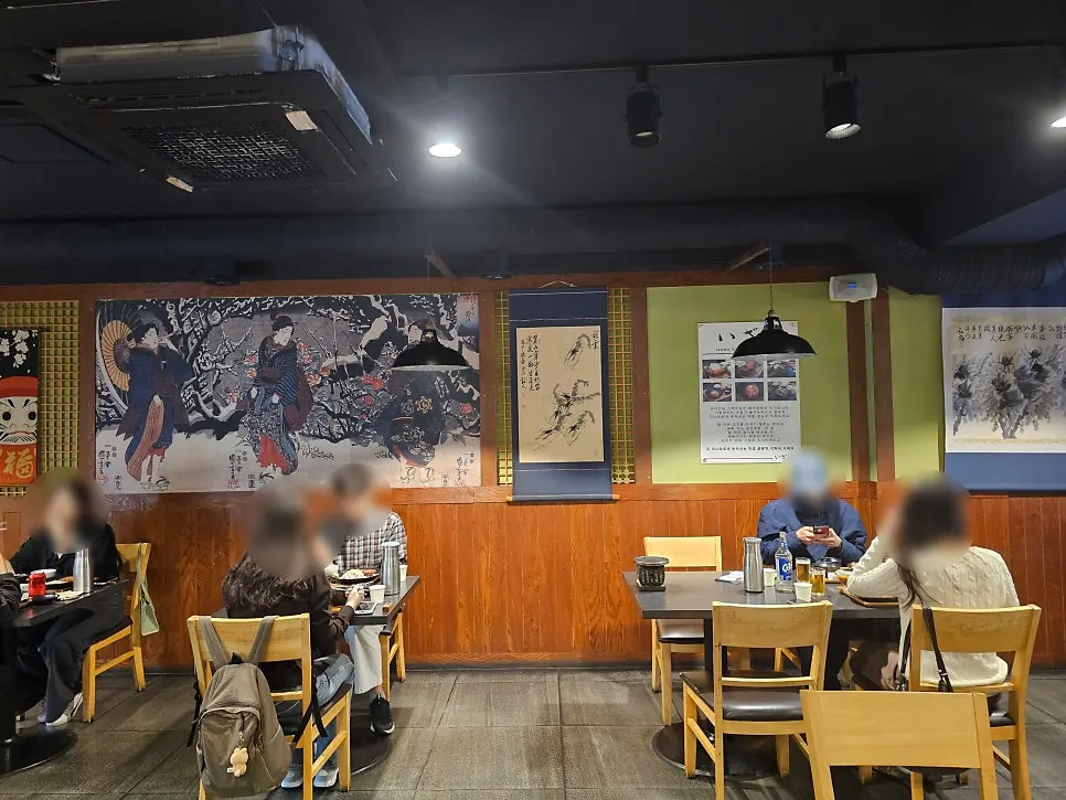 테이블 간격이 여유로운 매장 좌석
