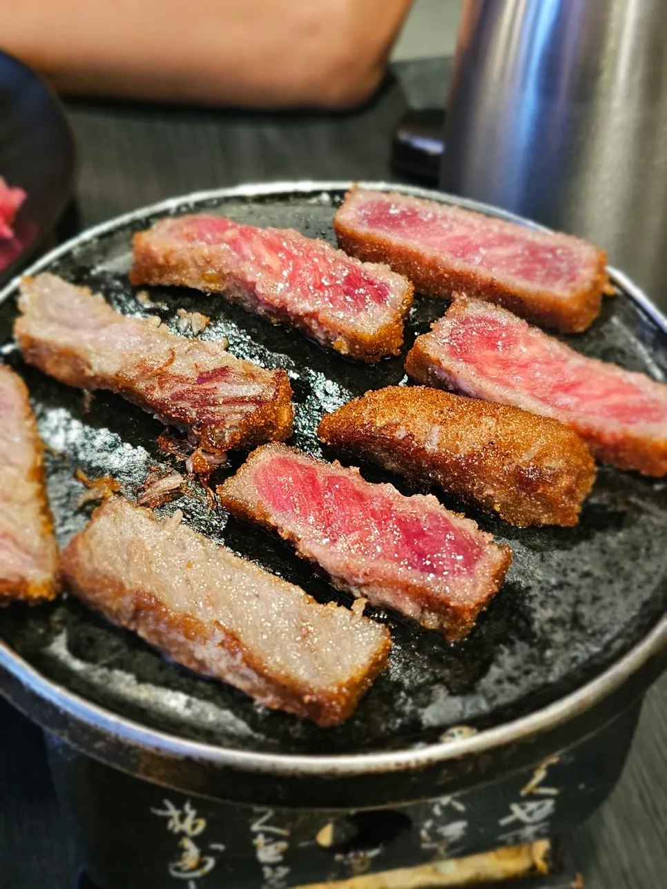 화로 위에서 굽고 있는 규카츠 두 점