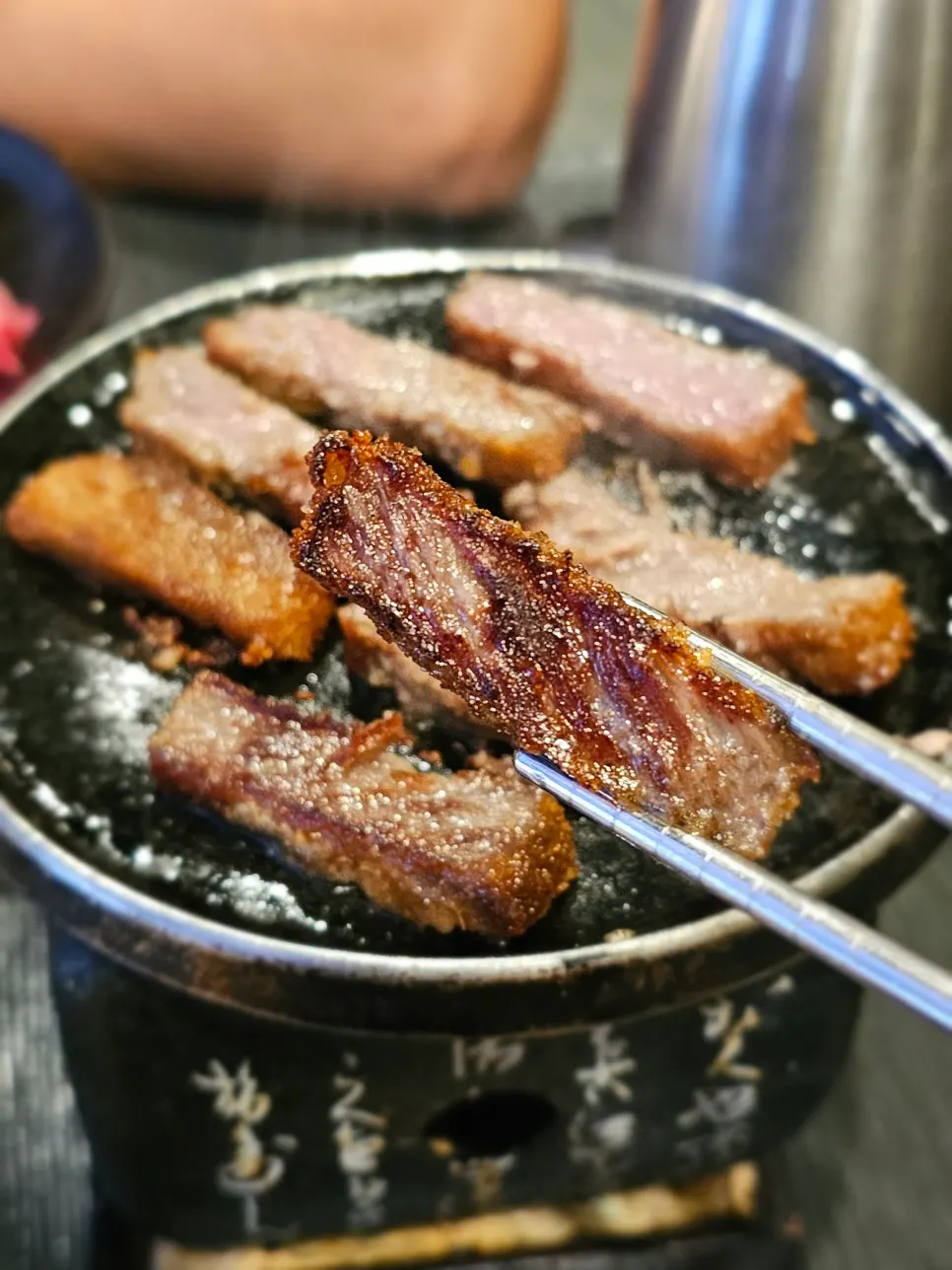 겉면이 노릇하게 구워진 규카츠