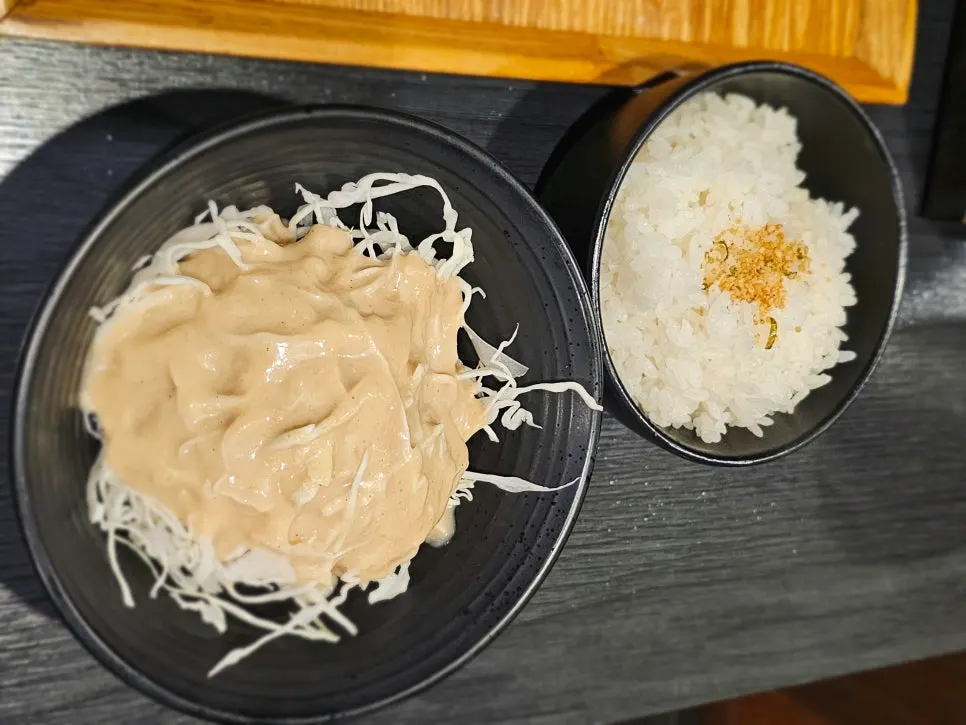 규카츠 정식 밥과 반찬 구성