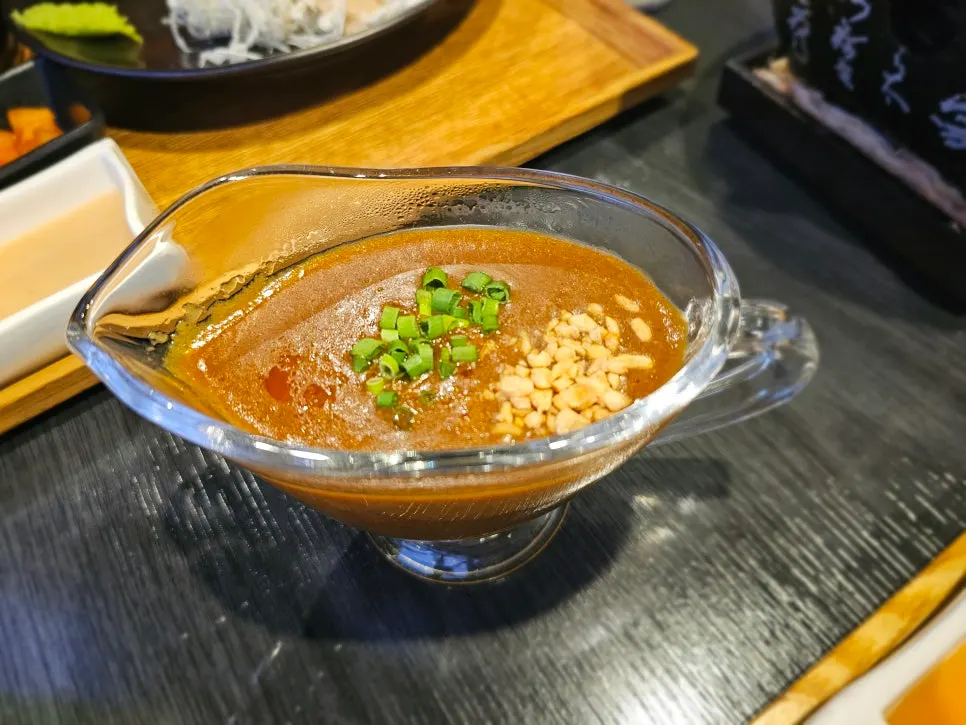 규카츠와 카레가 함께 놓인 테이블