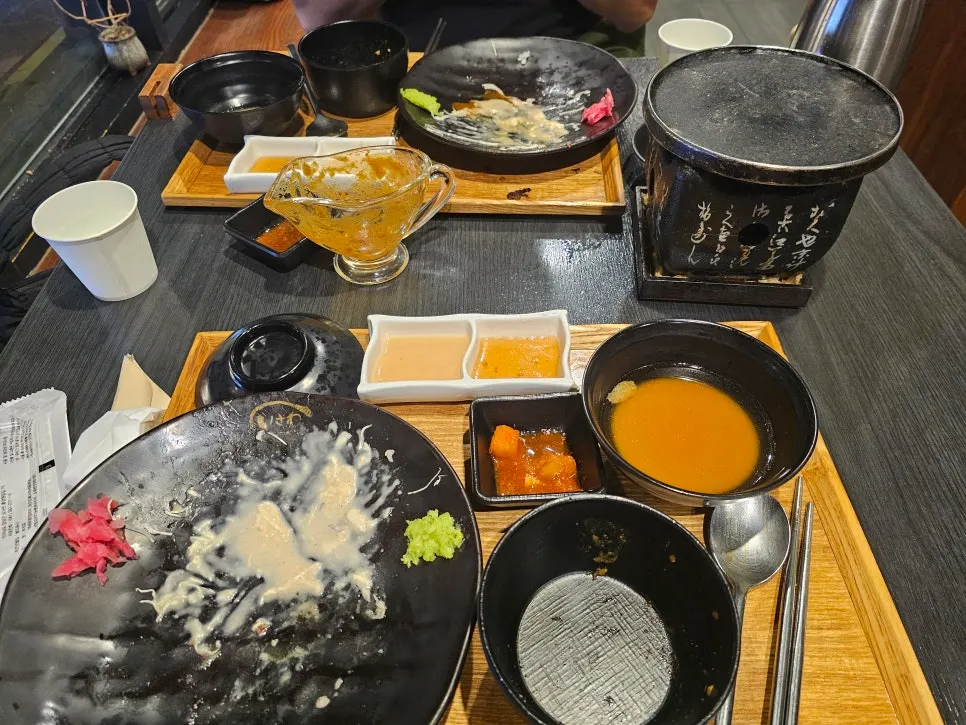 식사를 마친 빈 그릇들