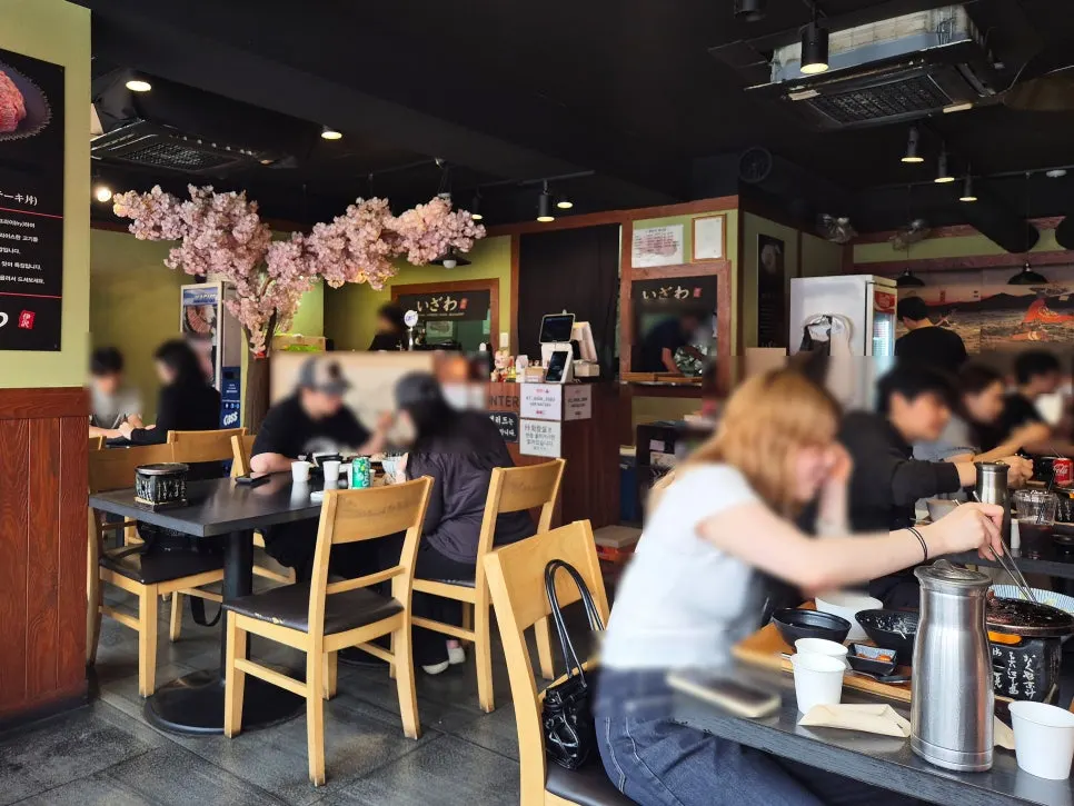 Table layout with comfortable spacing in the restaurant