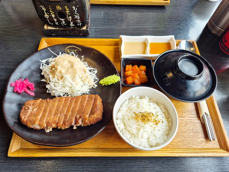 Izawa's full gyukatsu set meal spread