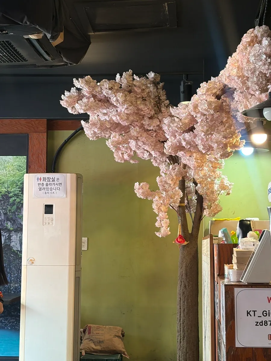 Spacious, comfortable seating at Izawa Sinbu-dong Branch