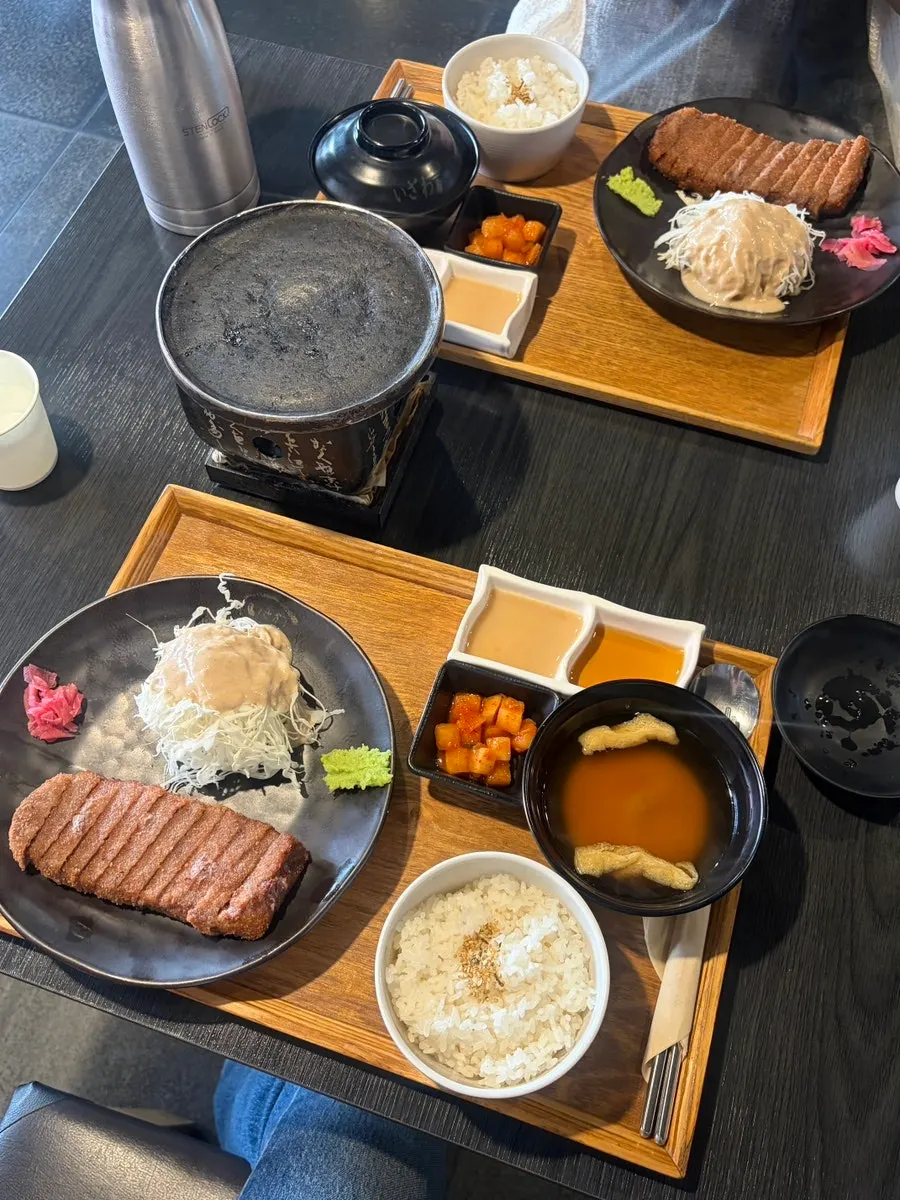 Table setting for two gyukatsu sets
