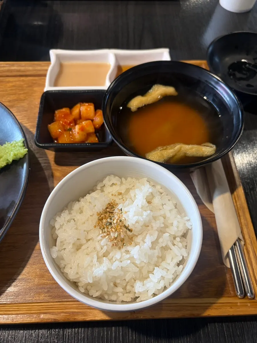 Rice and soup served with the gyukatsu set