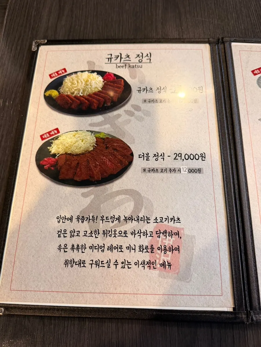 테이블에 놓인 밥과 반찬
