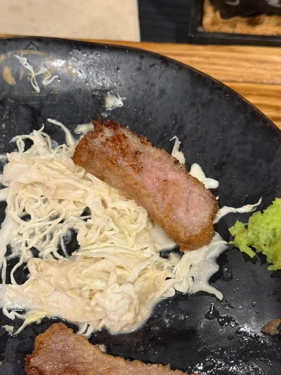 와사비를 올린 규카츠 한 점