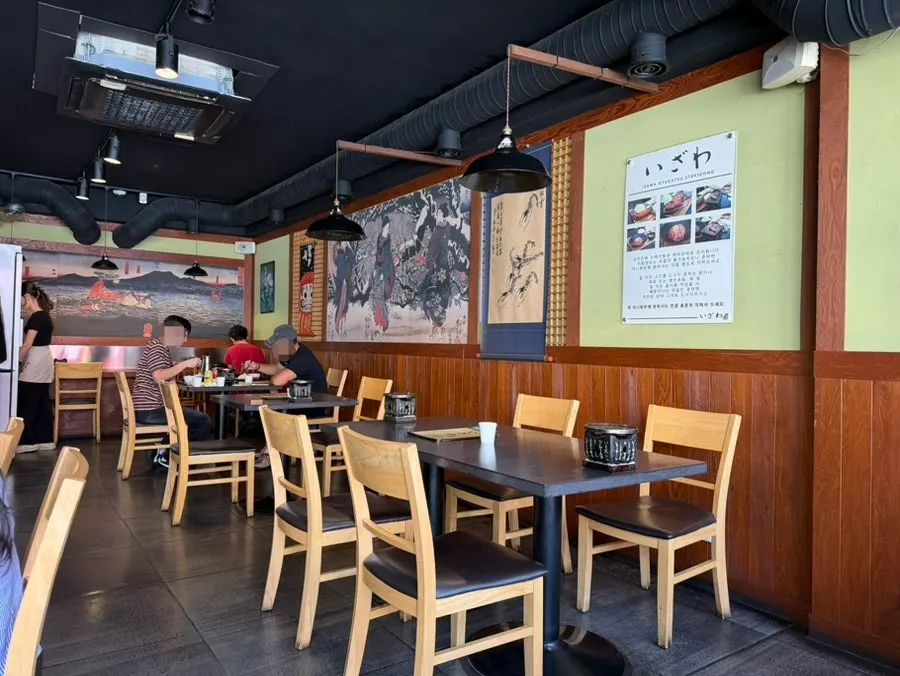 Table and seating layout at Izawa Sinbu-dong Branch