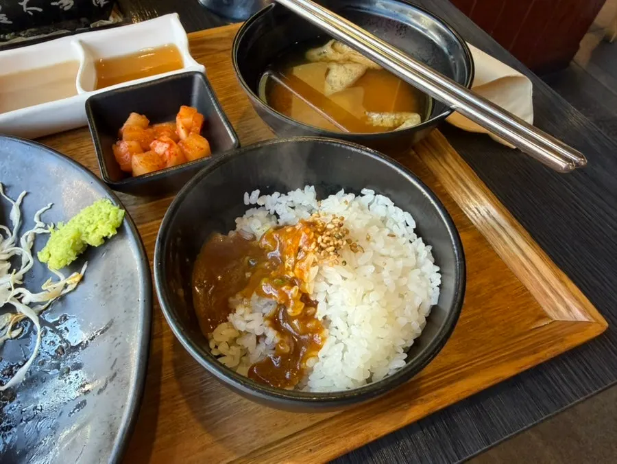 Mini curry and gyukatsu piled on rice