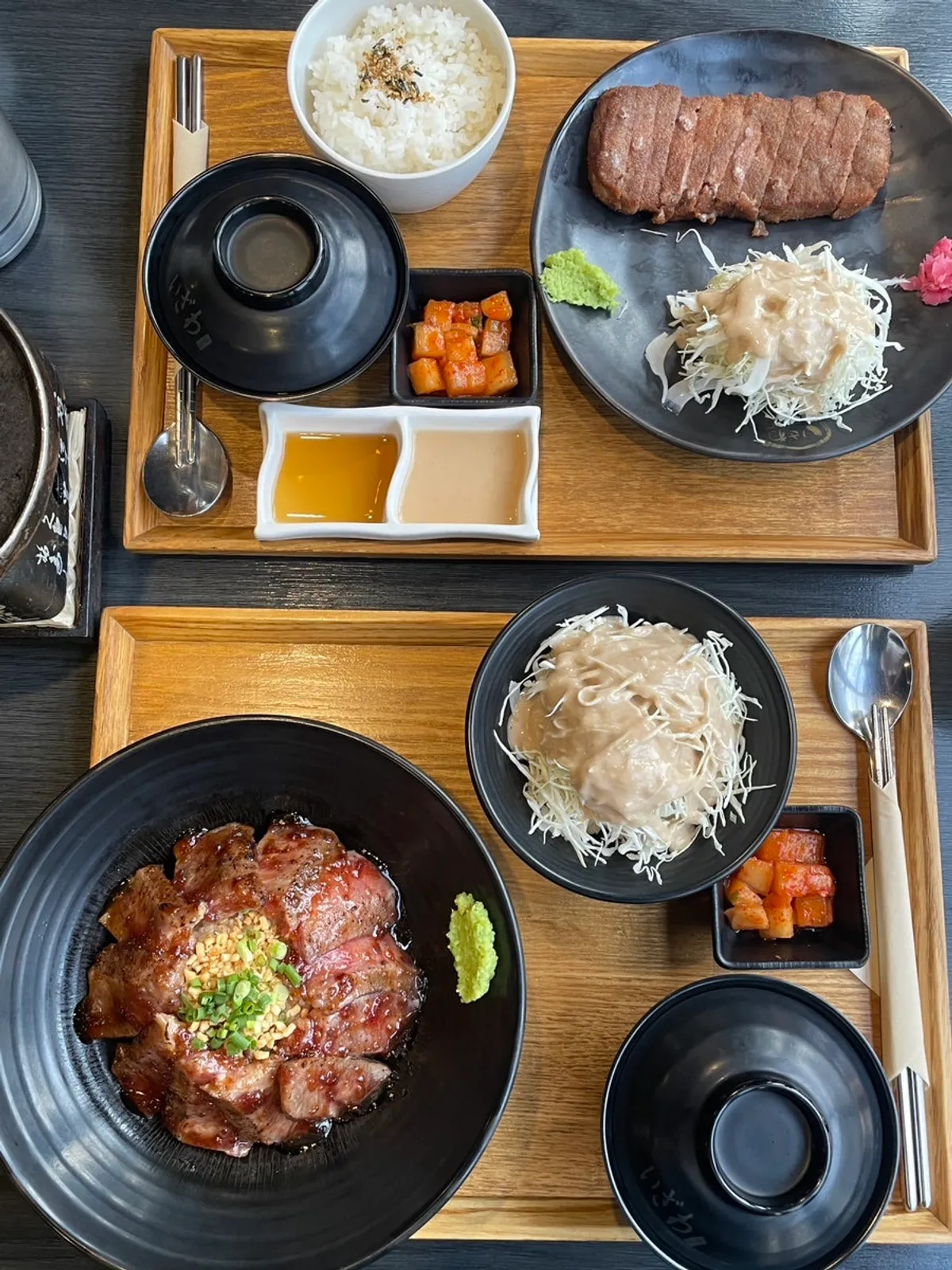 규카츠 정식과 스테키동 상차림
