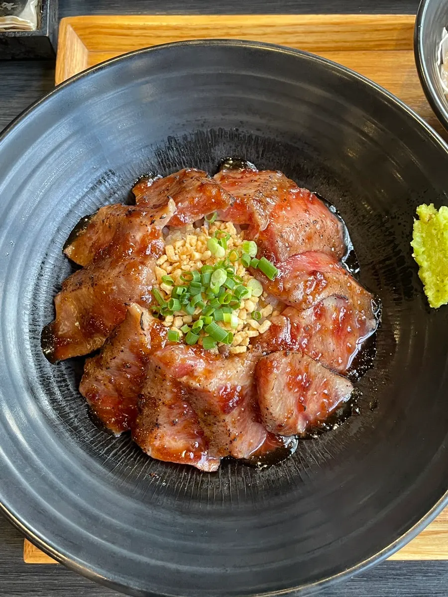 Steak rice bowl piled with meat around the rice