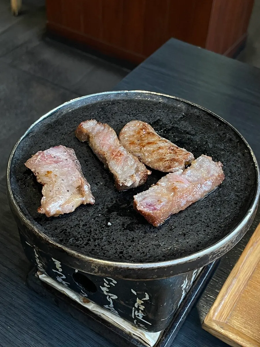 Gyukatsu beef placed on the mini brazier