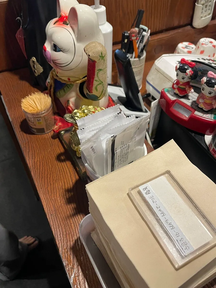 Japanese-style decor pieces at Izawa Sinbu-dong Branch