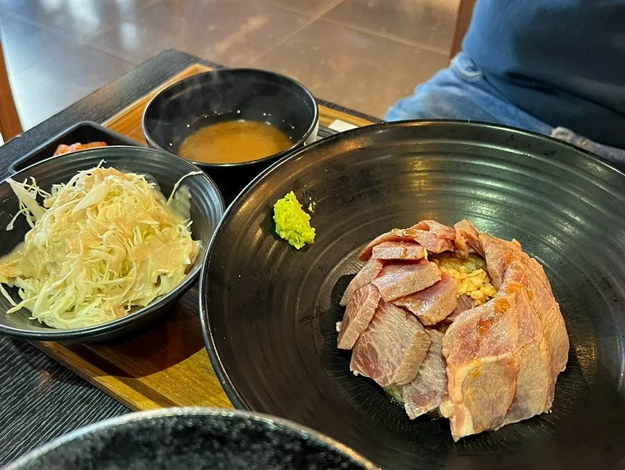 Table with the gyukatsu set and steak-don together