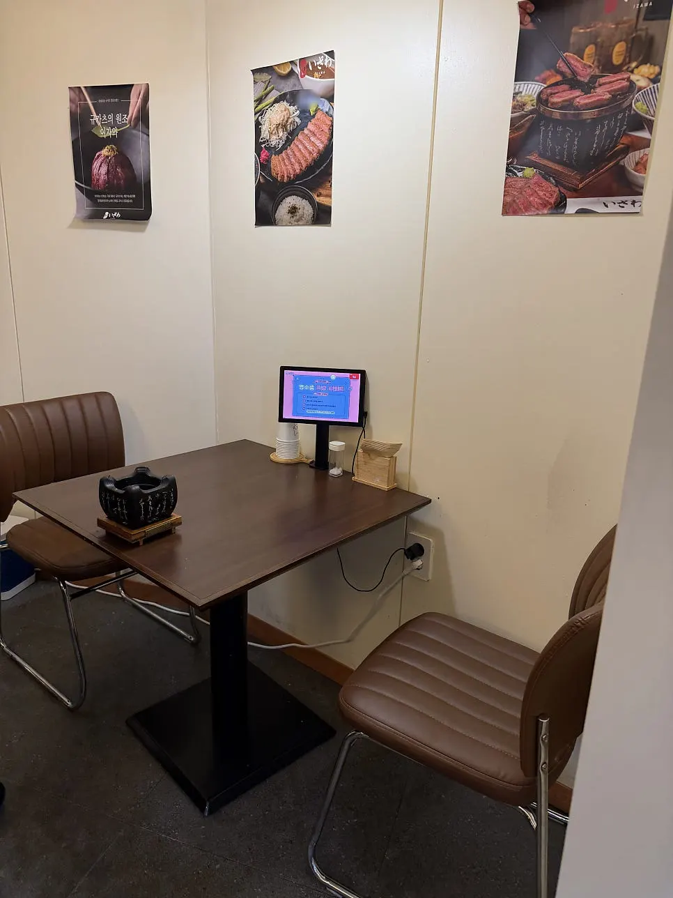 Dinding kedai dengan gambar gyukatsu dan poster