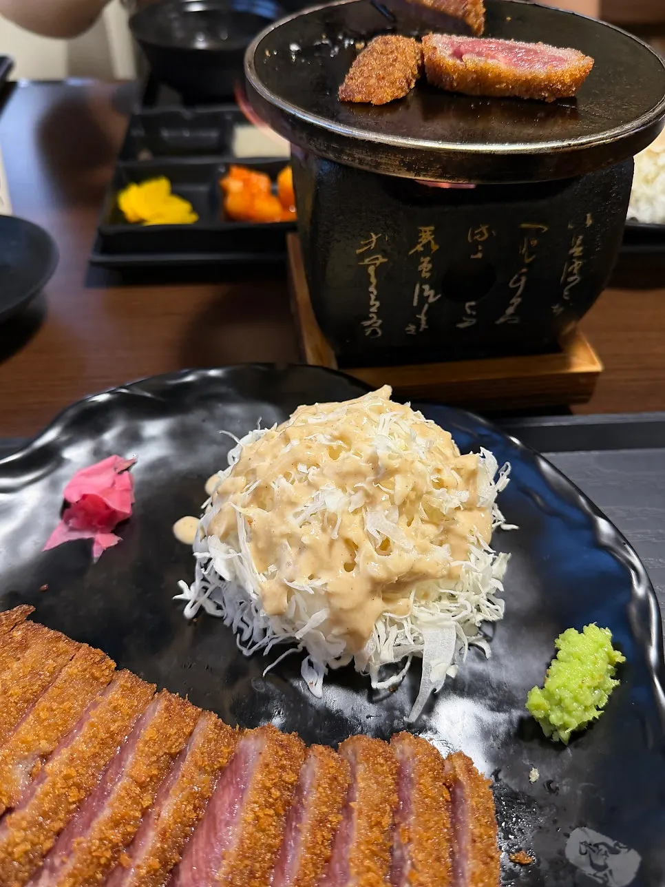 Talam gyukatsu lengkap dengan nasi dan salad kubis