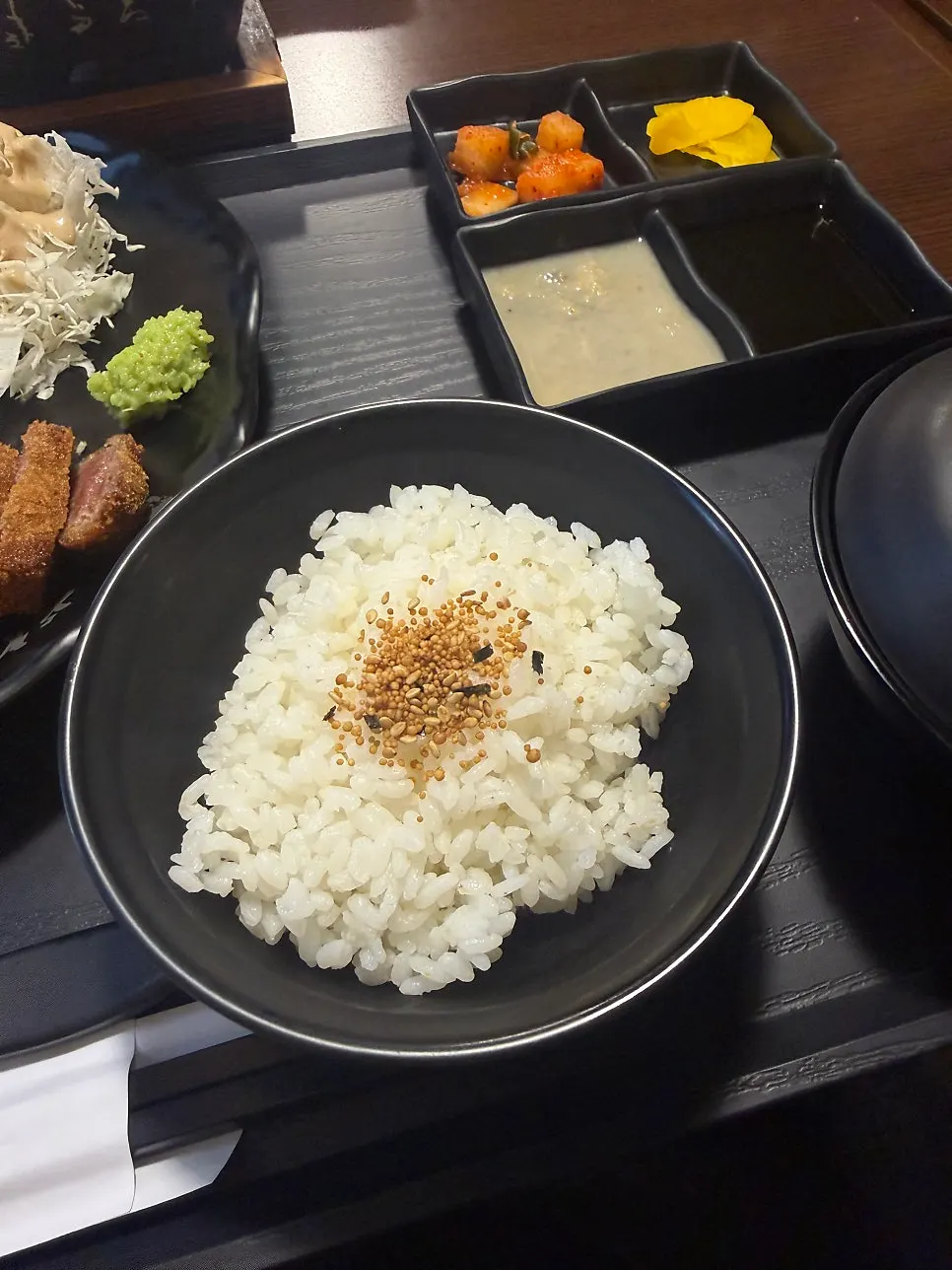 Hidangan set gyukatsu dengan kkakdugi, takuan dan sos