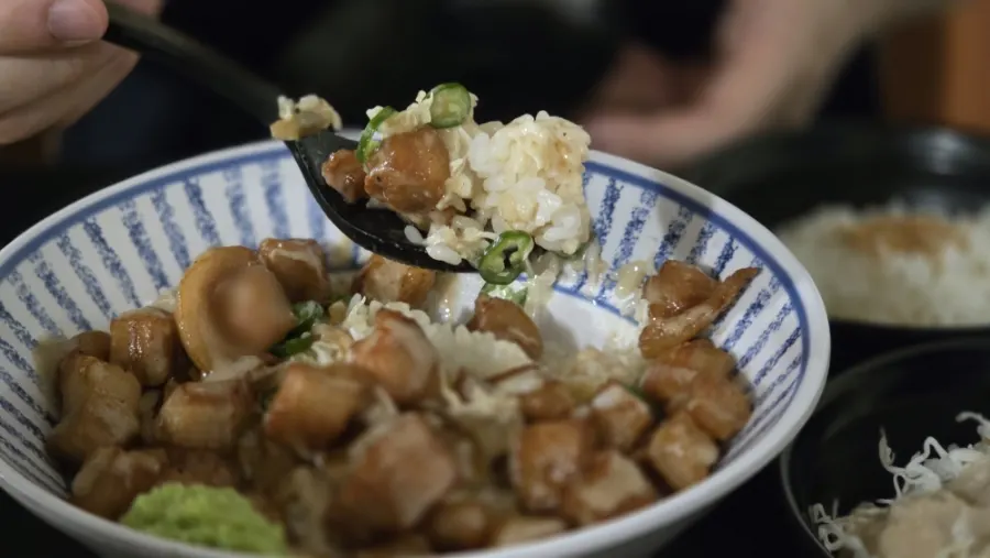 A bowl of dontoro-don with chili peppers mixed in