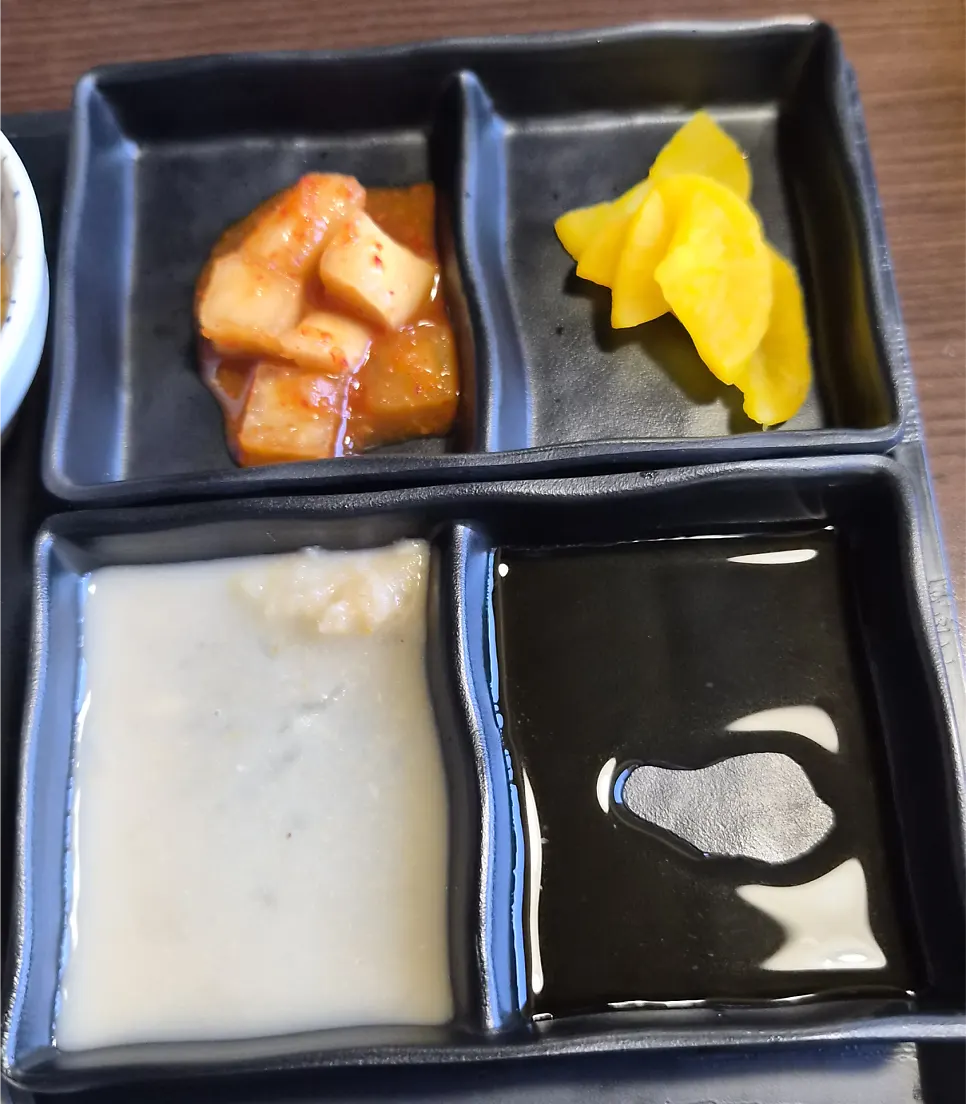 간장·참깨 소스와 와사비, 소금 구성
