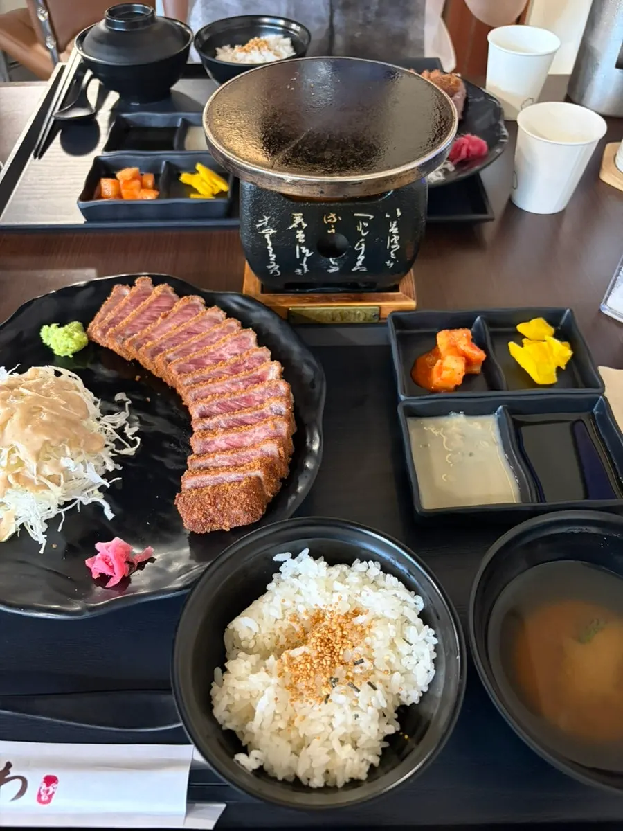 규카츠정식 조리를 기다리는 테이블