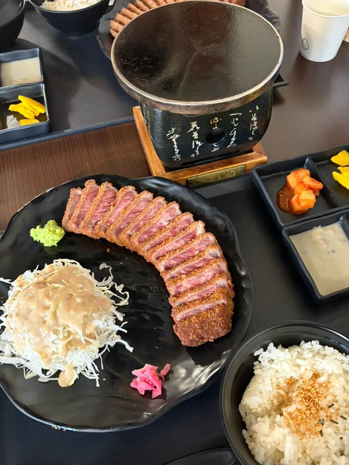 정갈하게 차려진 이자와 규카츠정식 한 상