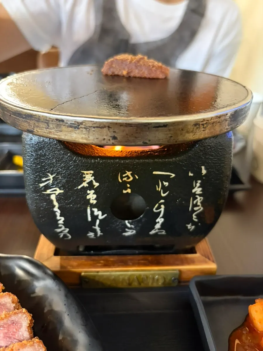 선홍빛 단면이 보이는 규카츠