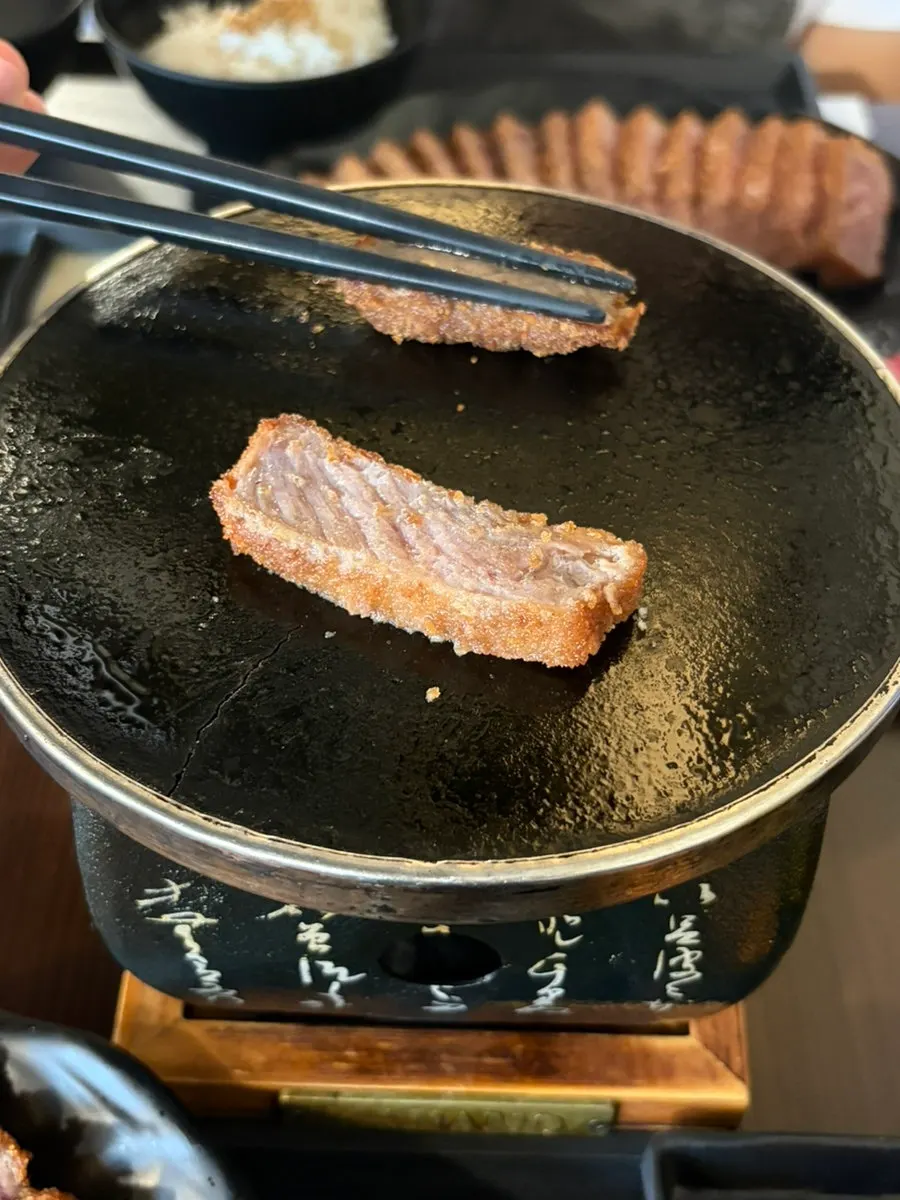 화로 팬에 올린 규카츠 한 점