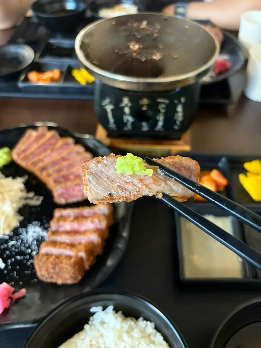 소금과 와사비를 올린 규카츠 한 점