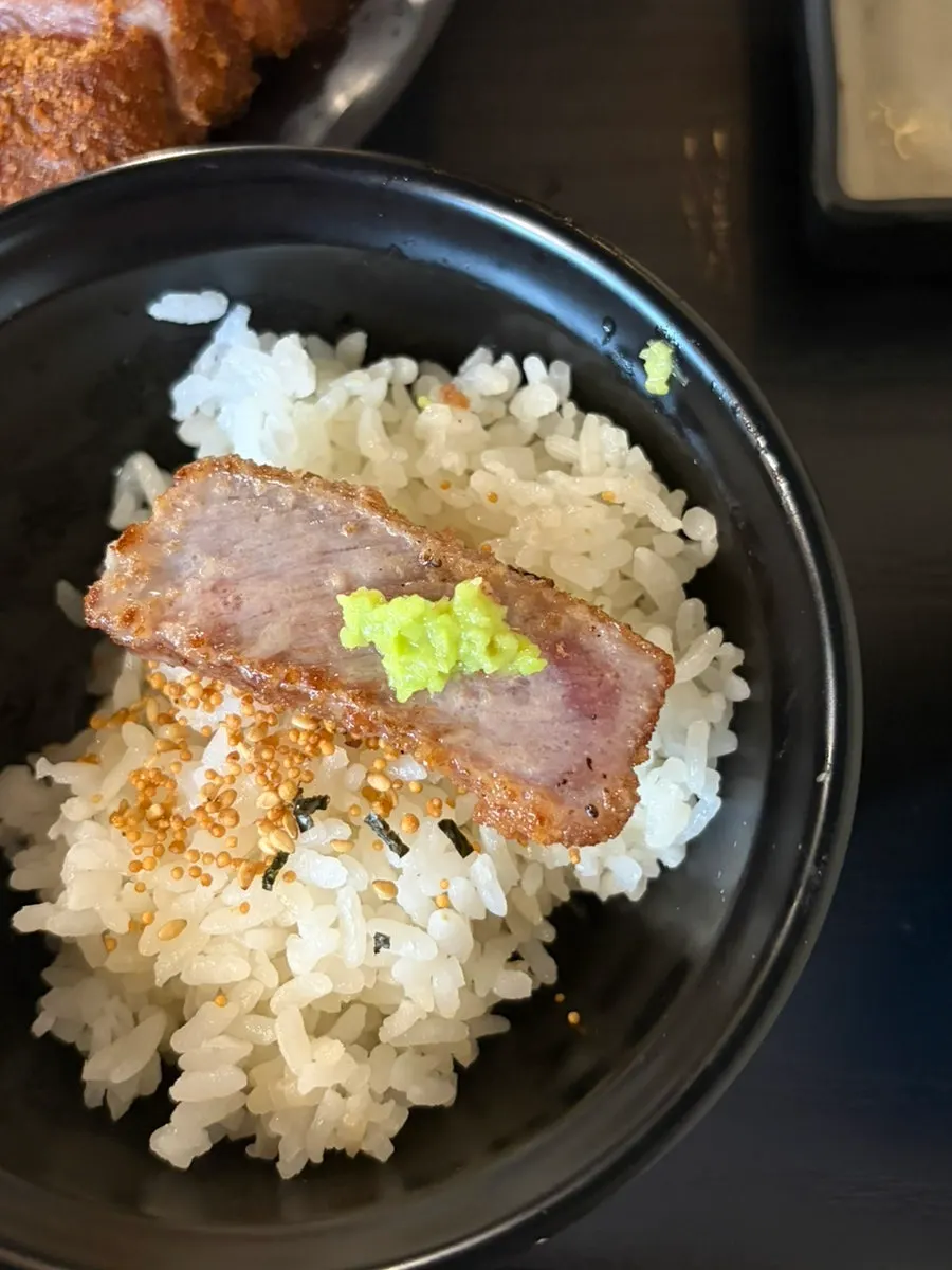 살짝 구워 육즙이 남은 규카츠 단면