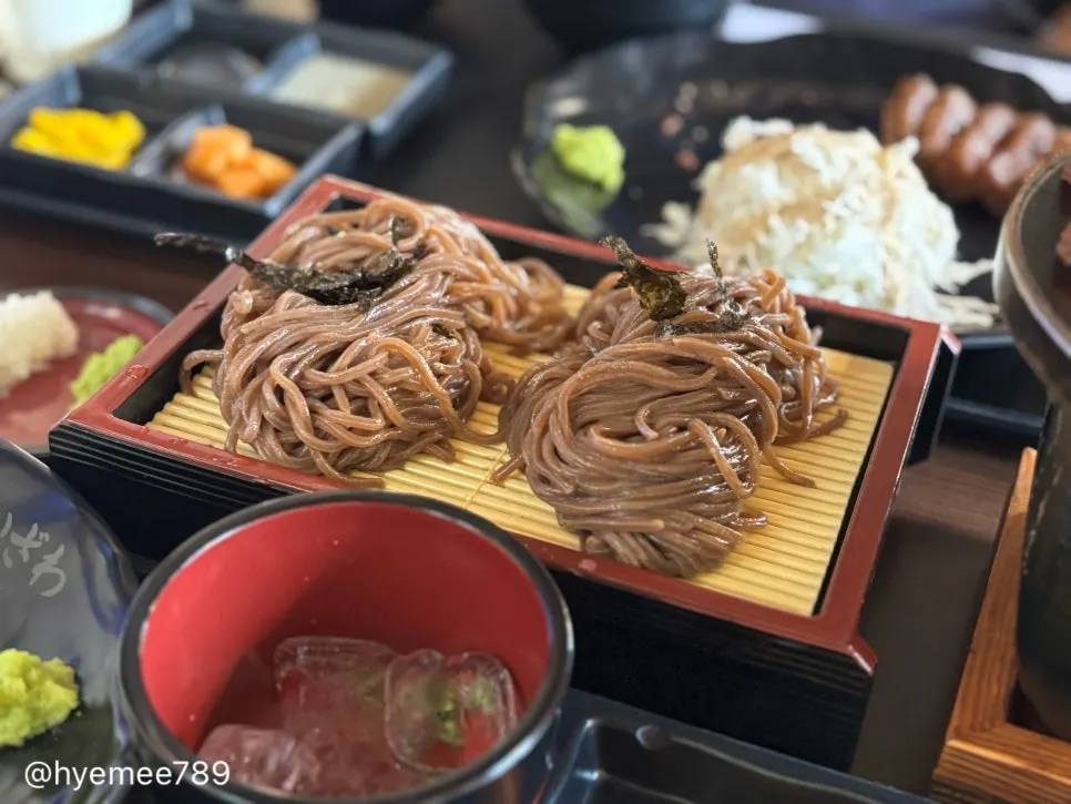 Side dishes served with the gyukatsu