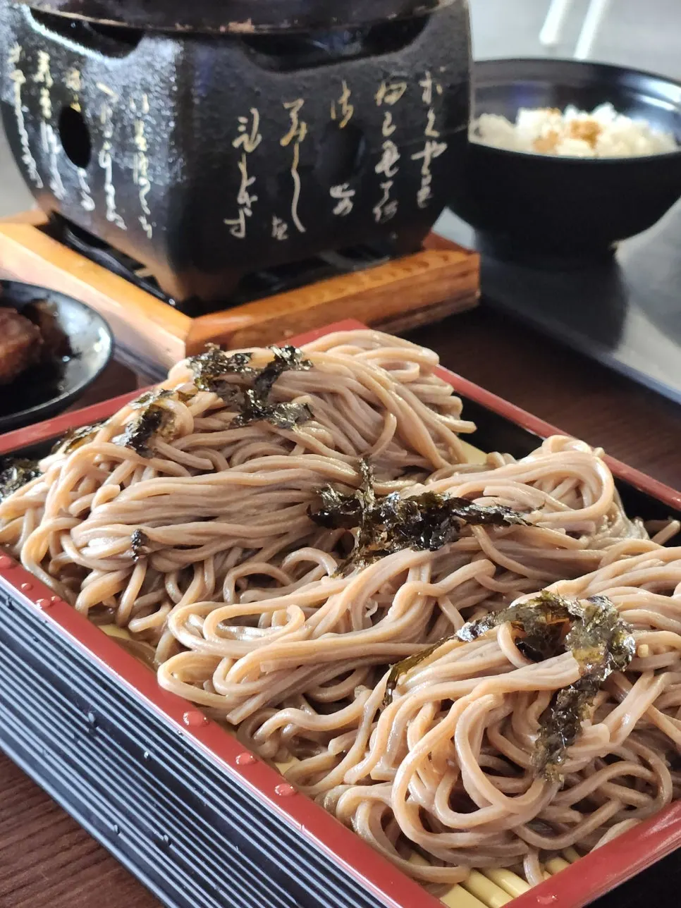 Plump buckwheat noodles topped with seaweed