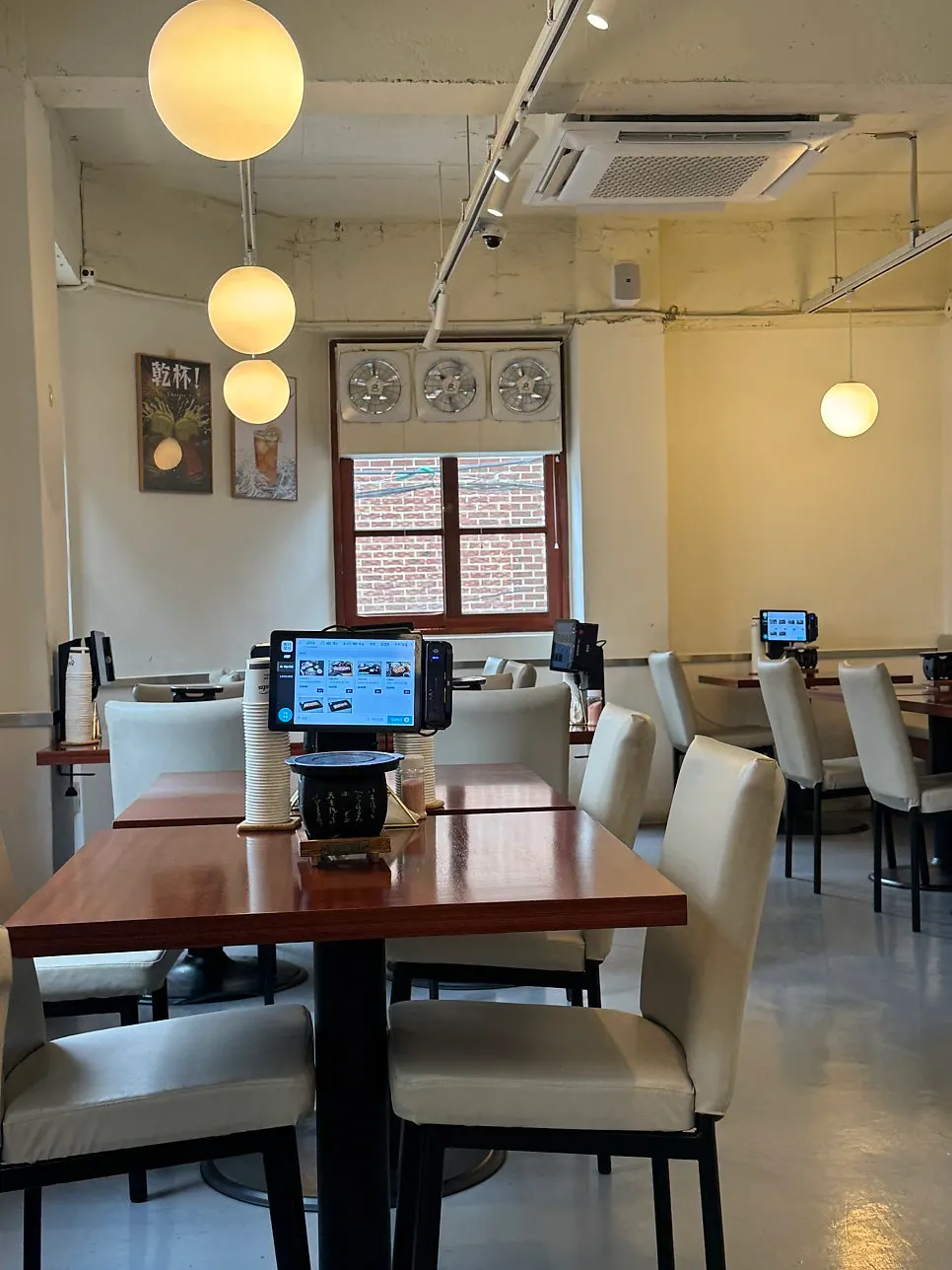 Quiet interior of Izawa Sharosu-gil Branch during early lunch