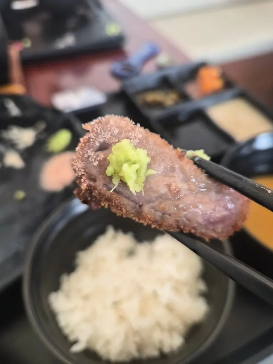 개인화로에 고기를 올려 굽는 모습
