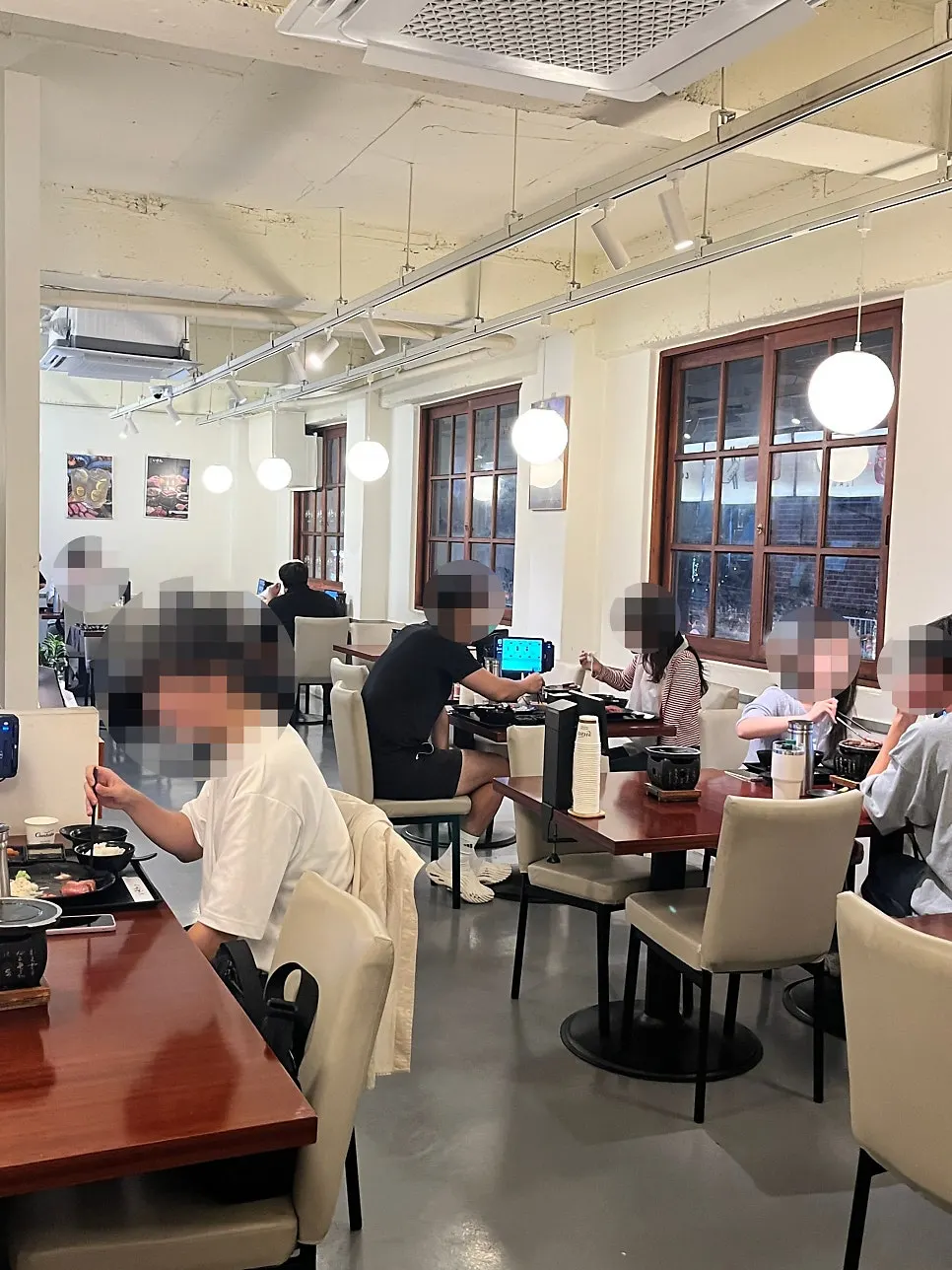 테이블이 넓게 배치된 이자와 내부 공간