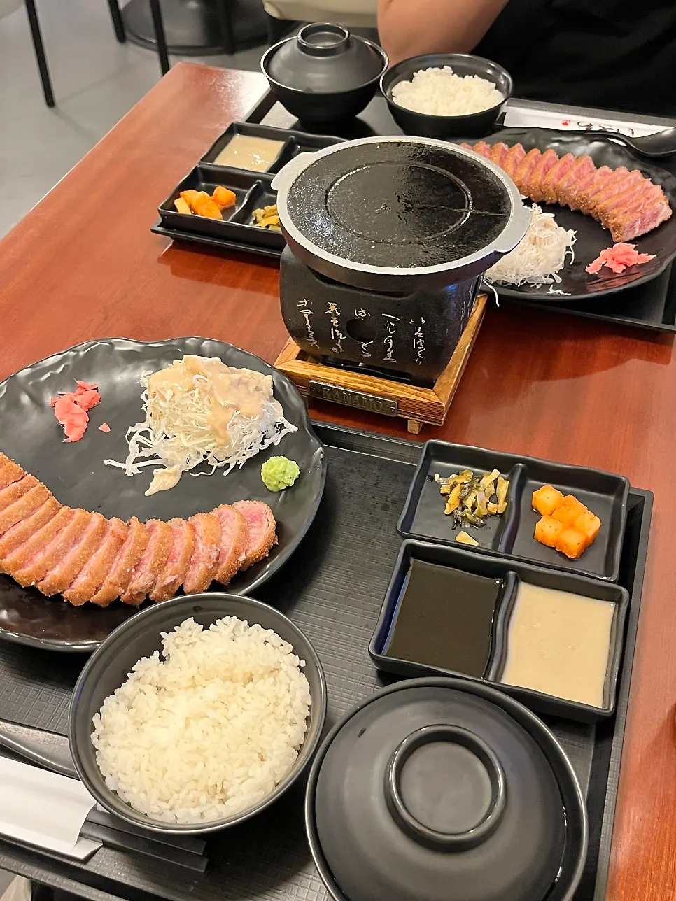 막 서빙된 규카츠 정식 2인