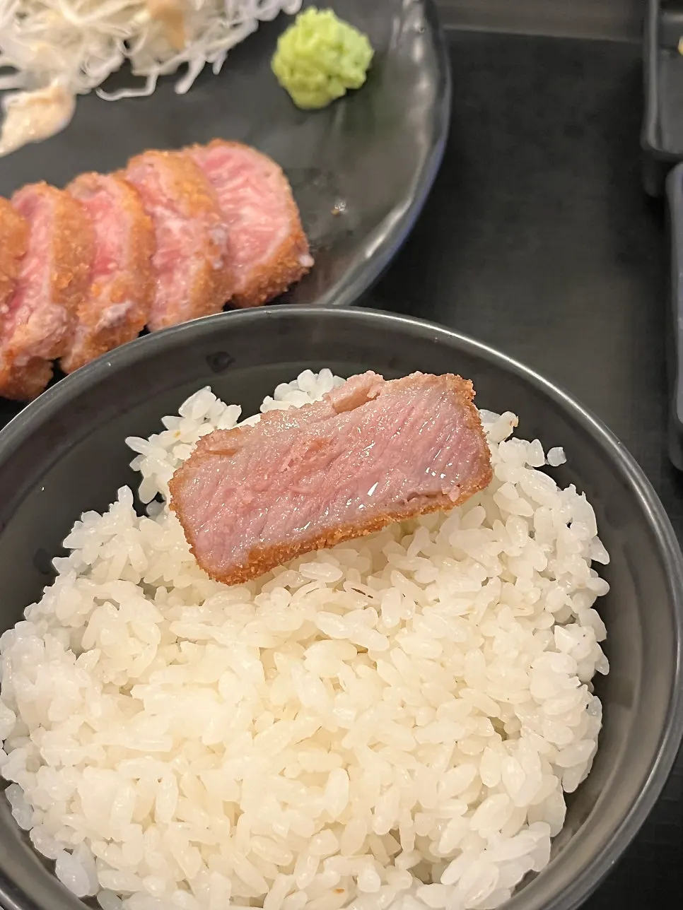 화로에 올려 구워지는 규카츠