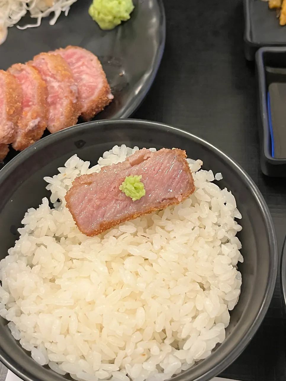 와사비 올린 규카츠와 밥