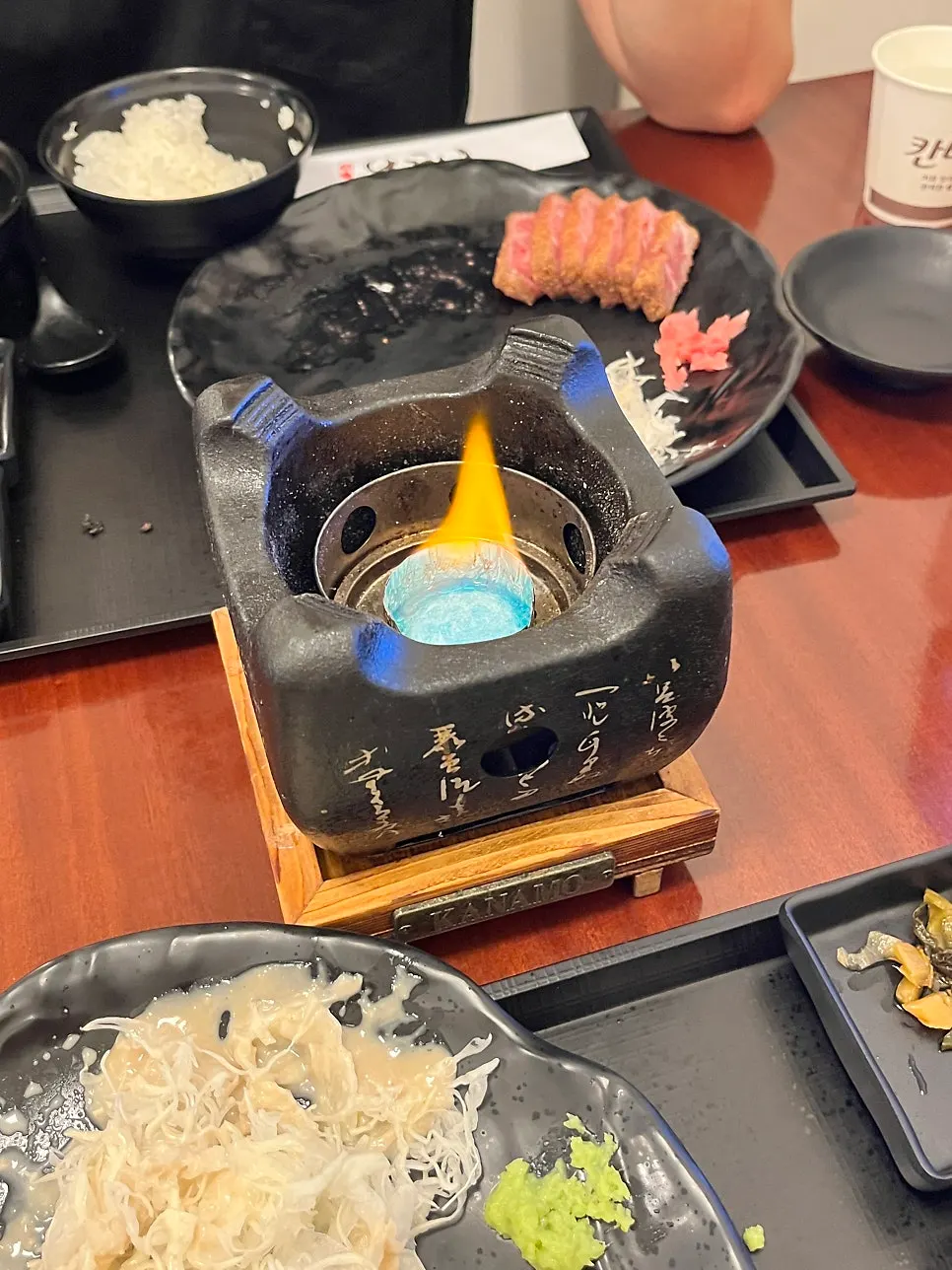 새로 갈아준 불판과 초