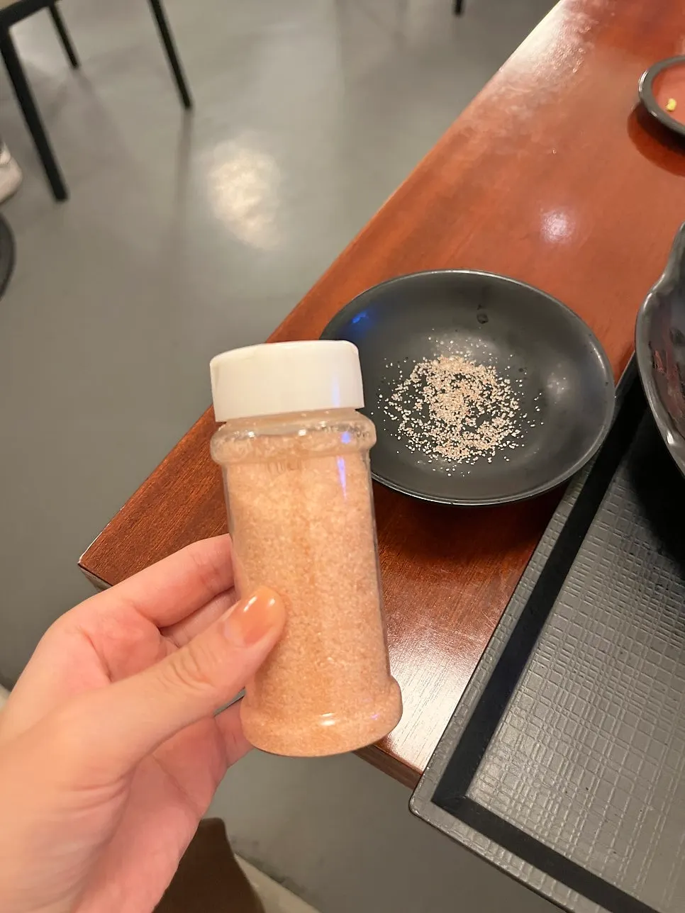 테이블에 놓인 핑크솔트