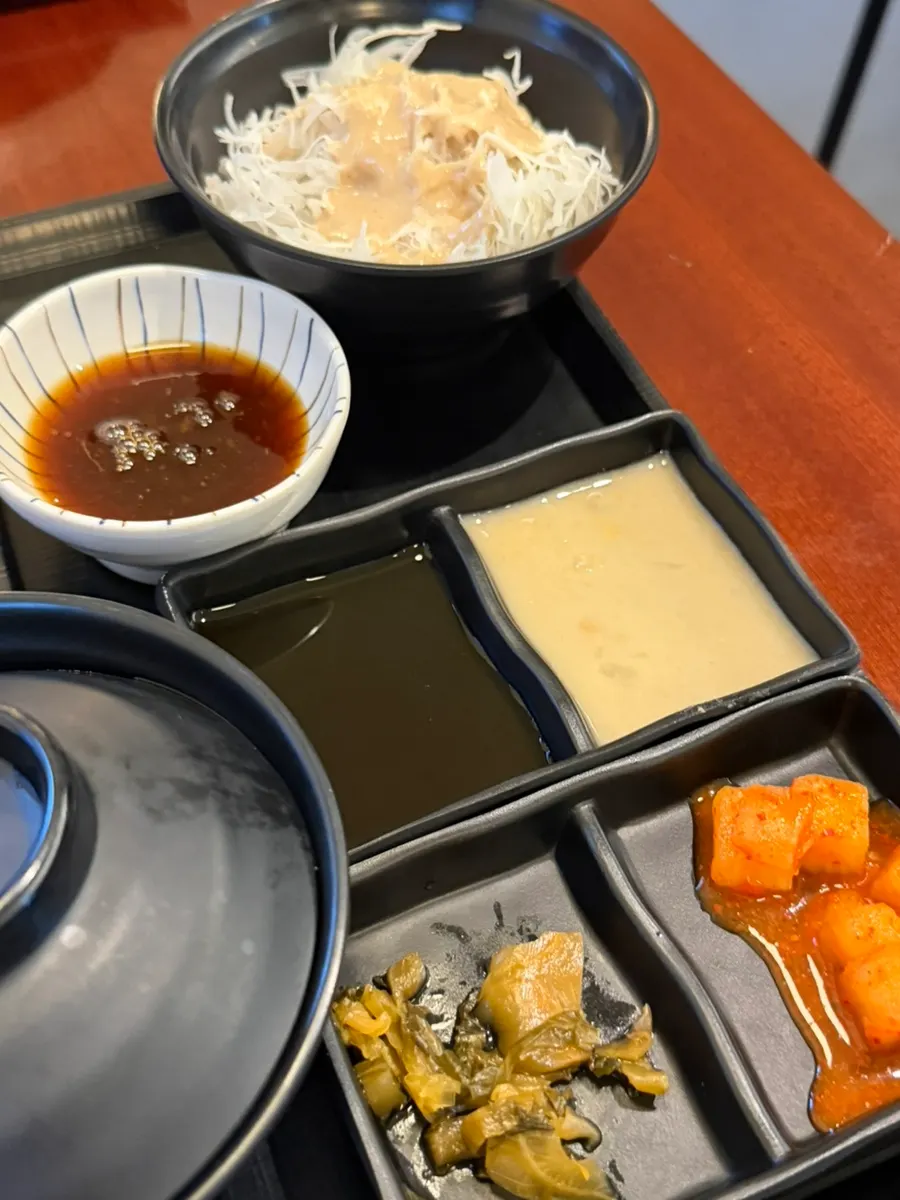 밥, 미소시루, 양배추 샐러드가 담긴 일인상 쟁반