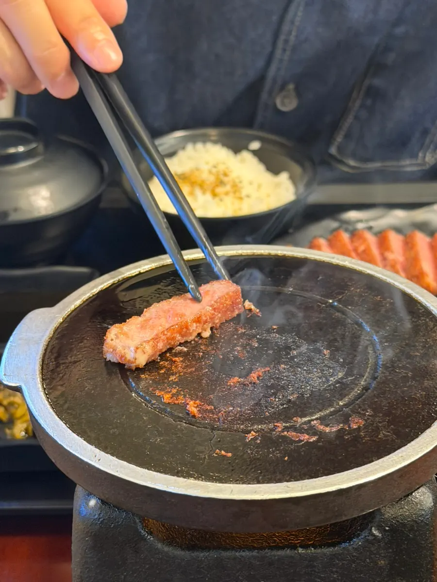 화로 불판에서 굽는 규카츠 조각